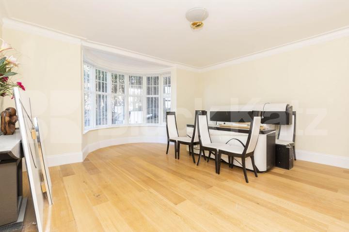 Newly refurbished 6 bedroom 4 bathroom house close to northern line station Holden Road , North Finchley 